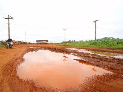 Rua não pavimentada no Indubrasil; vias serão asfaltadas. (Foto: André Bittar/Arquivo).
