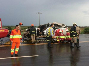 Caminhonete invade pista contrária, bate em carreta e mata passageiro (Foto: Adriano Fernandes)
