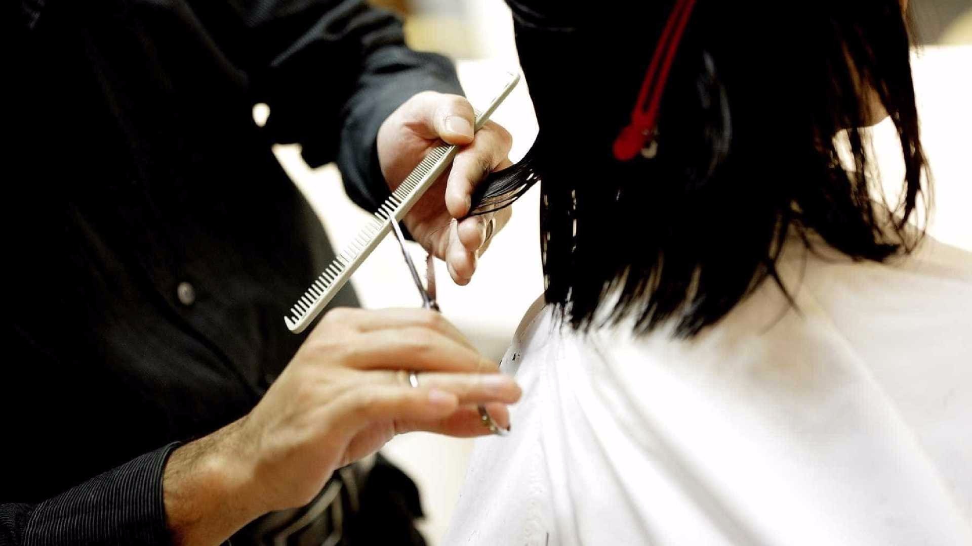 Anvisa proíbe venda de creme para alisar cabelo e produto de limpeza