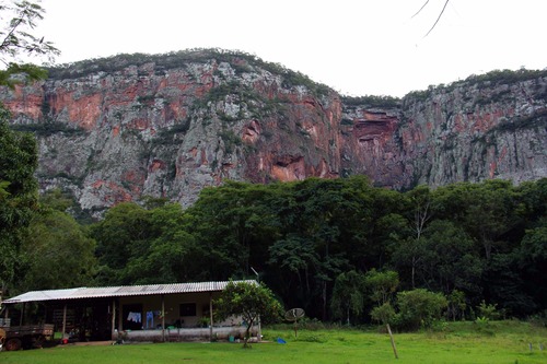 Natureza: paredões de arenito ao lado da estrada parque guardam recursos naturais ainda intocáveis devido ao difícil acesso
