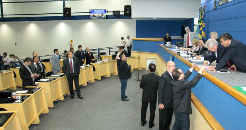 Vereadores aprovam nove Projetos e mantêm Veto do Executivo nessa quinta-feira Vereadores aprovam nove Projetos e mantêm Veto do Executivo nessa quinta-feira