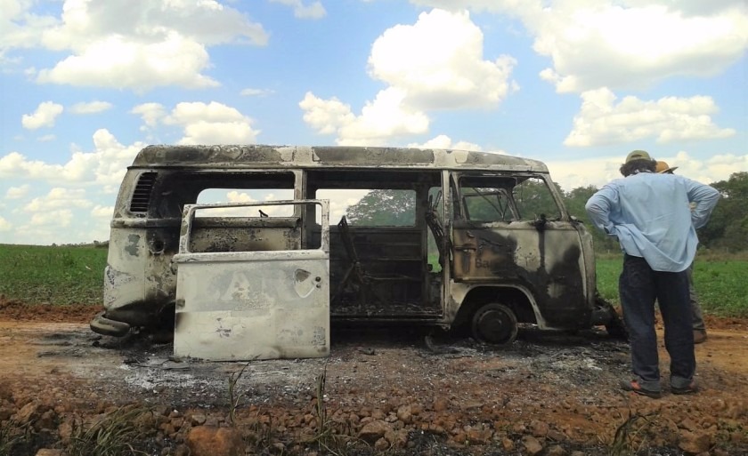 Kombi que transportava 11 alunos para a escola pega fogo no interior Reprodução WhatsApp