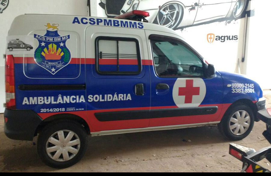 Ambulância terminando a adesivagem para entrega oficial. (Divulgação)
