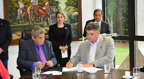 Secretário de Fazenda, Márcio Monteiro, e o presidente do TCE, Waldir Neves, na assinatura de termo. - Foto: Edemir Rodrigues/Governo MS