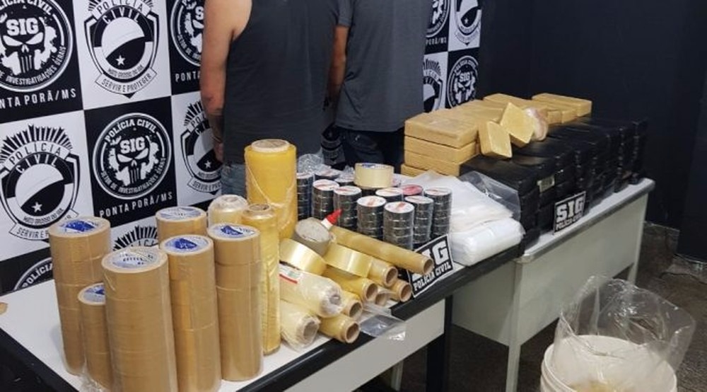 Um dos maiores depósitos de drogas na fronteira de MS com Paraguai é fechado, diz polícia Material e entorpecente apreendido no armazém em Ponta Porã (MS) (Foto: Polícia Civil/Divulgação)