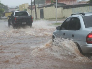 Durante temporal, ruas e avenidas ficaram alagadas (Foto: Marcos Ermínio)