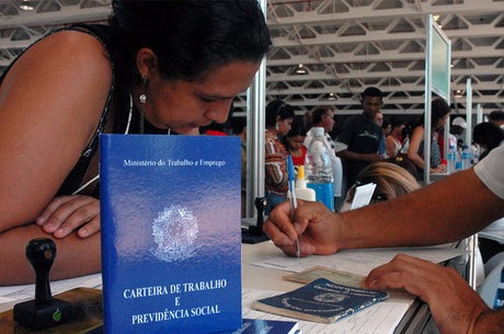 No acumulado do primeiro semestre de 2017, há uma abertura de 67.358 postos de trabalho com carteira assinada
Marcello Casal Jr/1º.05.2007/ABr