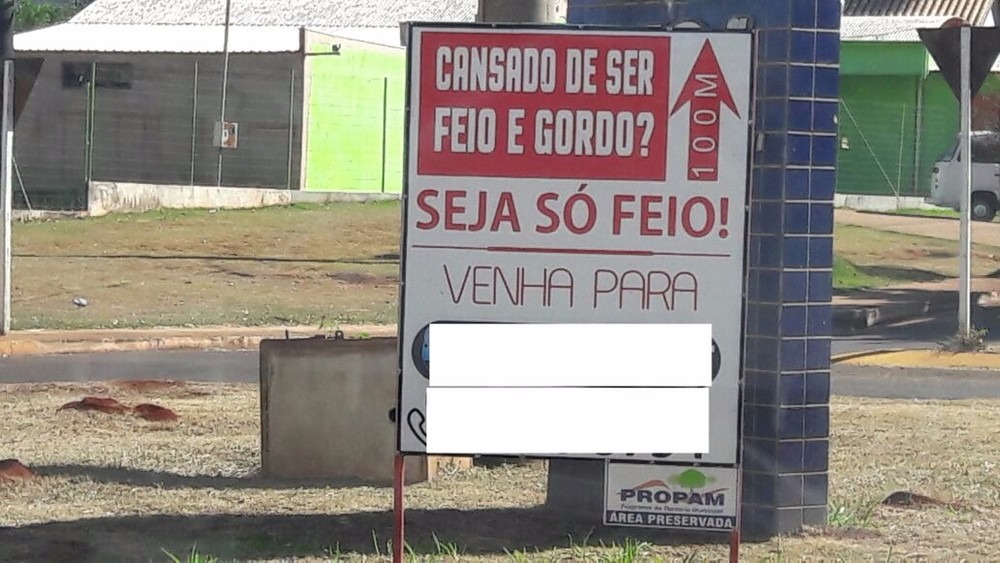 Academia é autuada por propaganda discriminatória em Campo Grande Cavalete de divulgação da academia autuada pelo Procon-MS (Foto: Divulgação)
