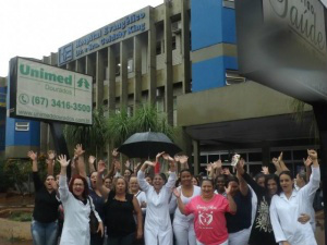 Funcionários do Hospital Evangélico durante protesto hoje (Foto: Direto das Ruas)