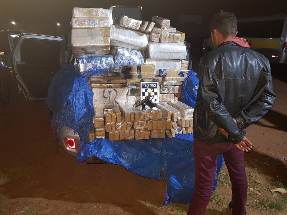 Homem é preso com arma, carro roubado e 825 quilos de maconha PM/Divulgação