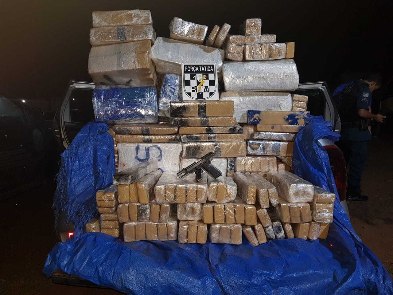 Homem é preso com arma, carro roubado e 825 quilos de maconha Homem é preso com arma, carro roubado e 825 quilos de maconha