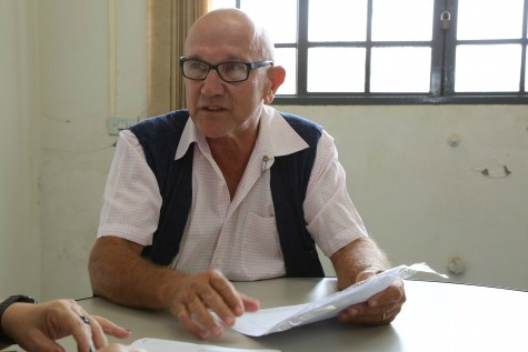 O fiscal do Núcleo de Vigilância Sanitária de Dourados, Valdir Sader Gasparoto, explica como é feito a análise da qualidade da água em Dourados – A. Frota