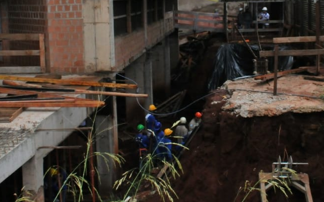 Trabalhador cai e fica parcialmente soterrado em construção na área central