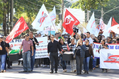 Grupo fez passeata pelas ruas centrais da Capital (Foto: Marcos Ermínio)
