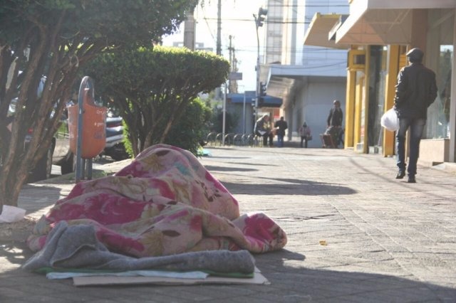Na noite mais fria do ano, centro de acolhimento recebeu 79 pessoas Morador de rua dormindo no centro de Campo Grande. (Foto: Marcos Ermínio)