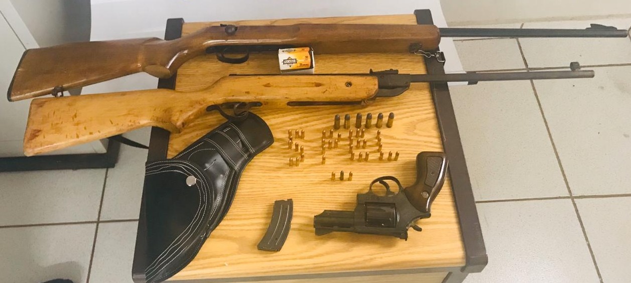 Denúncia leva a prisão de foragido da justiça e apreensão de armas Denúncia leva a prisão de foragido da justiça e apreensão de armas