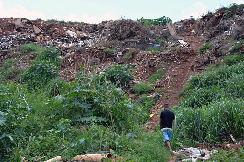 Justiça Estadual determina interdição de aterro no Noroeste Aterro segue funcionando irregularmente e descumprimento de acordo pode configurar improbidade administrativa - Foto: Paulo Ribas/Correio do Estado