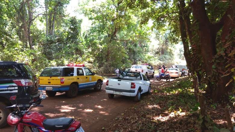 PM aposentado que saiu para fazer doação de móvel é encontrado morto Local onde foi localizado o corpo e o carro. Osvaldo Duarte/Dourados News
