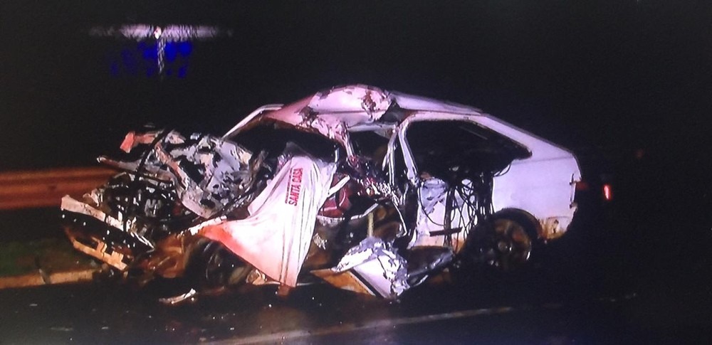 Motorista de carro morre após bater de frente com caminhão no anel viário O veículo Gol ficou totalmente destruído. Reprodução/TV Morena