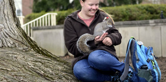 Jovem supera autismo ao interagir com esquilos em campus e vira sensação na internet