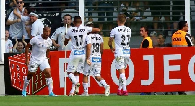 Santos vence o Avaí em casa e assume a liderança do Brasileiro O Santos venceu o Avaí, em casa e se tornou o novo líder do Brasileiro
MAURÍCIO DE SOUZA/DIÁRIO DO LITORAL/ESTADÃO CONTEÚDO