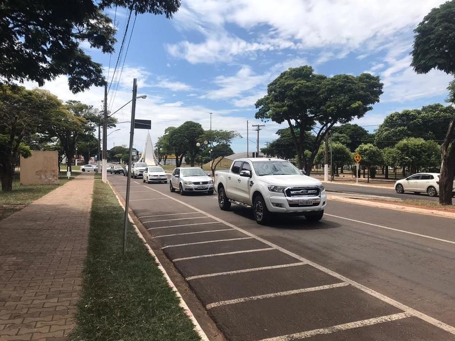 Aglomeração de veículos ocorreu em frente à Praça Brasil, em Nova Andradina. Bárbara Ballestero/Nova News