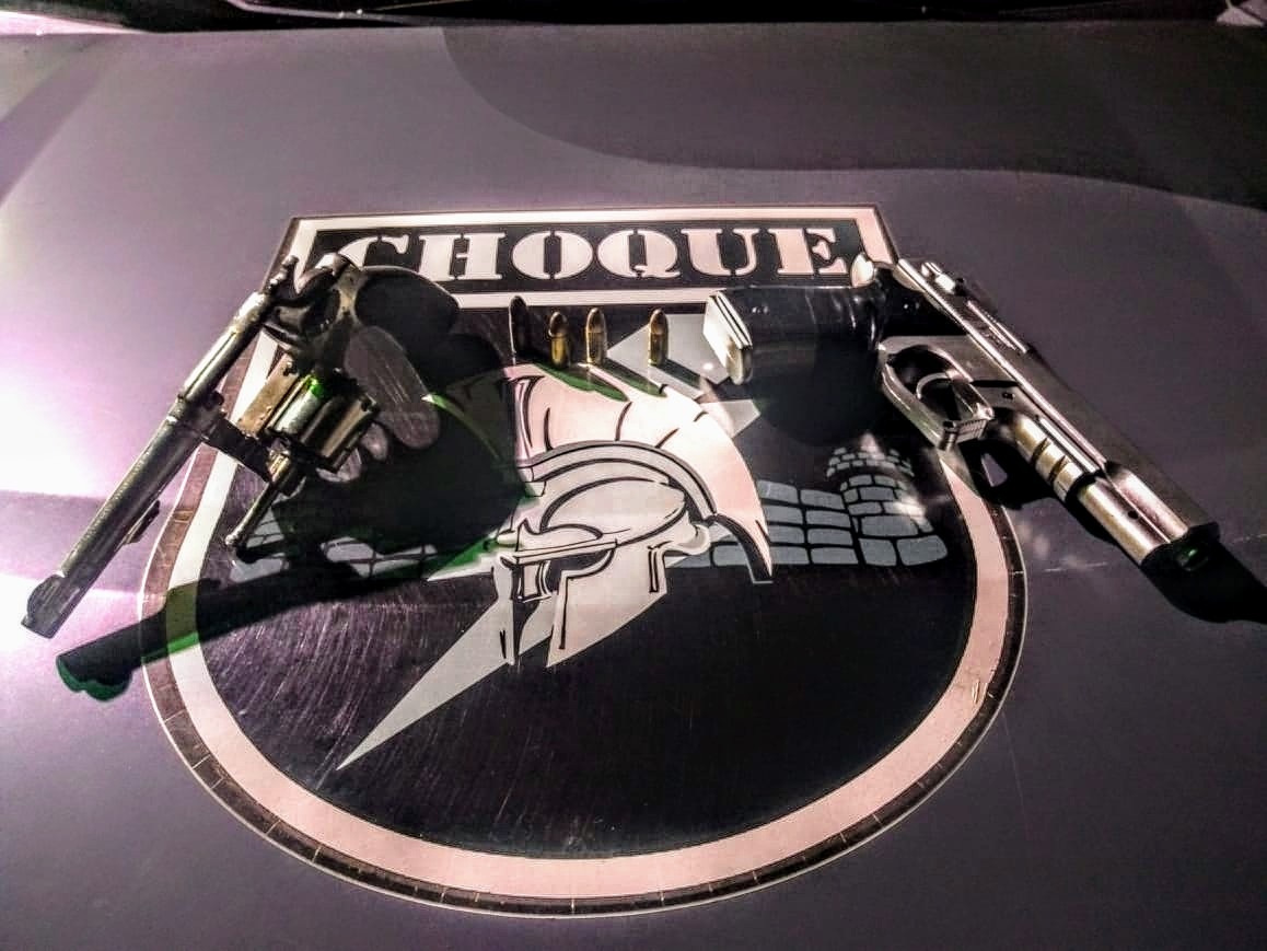 Choque prende homem com arma de fogo e simulacro em bar Choque/Divulgação