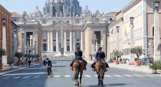 Policiais a cavalo patrulham ruas de Roma durante quarentena por coronavírus
Maurizio Abramatti / EFE-EPA 