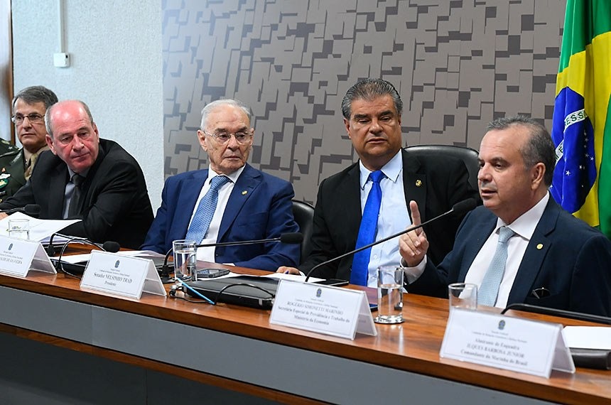 CRE debate reforma da carreira e da previdência dos militares Na reunião anterior, o secretário de Previdência, Rogério Marinho (ao microfone), sugeriu que o Senado aprove o projeto que veio da Câmara, de preferência sem alterações
Marcos Oliveira/Agência Senado