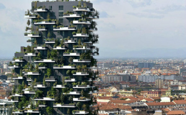 Floresta vertical invade a paisagem de cidades grandes Floresta vertical em Milão, na Itália. Vegetação ajuda a limpar o ar e amenizar os ruídos urbanos (foto: Reprodução – Huffington Post)