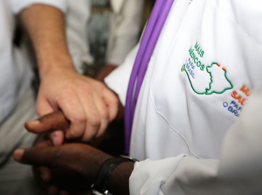 Governo regulamenta concessão de residência a cubanos que atuaram no Mais Médicos
