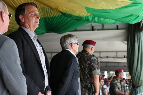Bolsonaro confirma interesse em exportar madeira da Amazônia Bolsonaro participou em evento no Rio neste sábado
Marcos Corrêa/PR