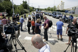 Imprensa e polícia ficam próximo à fábrica em Saint-Quentin-Fallavier, alvo de ataqueMaxime Jegat/EPA/Agência Lusa