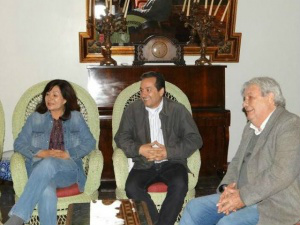 Albino Mendes (à direita) com Marisvaldo e Délia Razuk (Foto: Folha de Dourados)