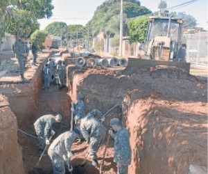 Imprevistos em obras de drenagem atrapalham recapeamento Rua Guia Lopes - Paulo Ribas/