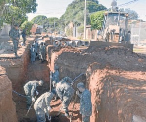 Exército levou cinco meses para pavimentar 3 quilômetros Imprevistos em obras de drenagem atrapalham recapeamento Rua Guia Lopes - Paulo Ribas/