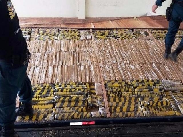PM apreende carreta com cerca de uma tonelada de maconha em Aparecida do Taboado PM apreende carreta com cerca de uma tonelada de maconha em Aparecida do Taboado