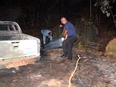 Bombeiros foram acionados para combater as chamas no veículo e encontraram o corpo - Foto: Luiz Guido Júnior