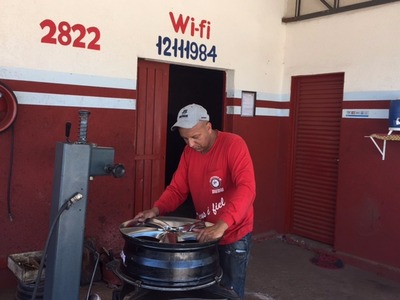 Borracheiro coloca senha do Wi-Fi na porta e movimento aumenta em 100% Empresário diz que movimentou aumentou em 100% após estratégia (Foto: Graziela Rezende/G1 MS)