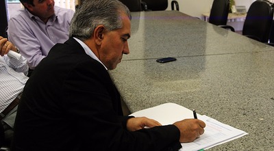 Entre as novas leis, publicadas na edição desta quinta-feira do DOE, está a que institui a Semana do Professor e o prêmio Sul-mato-grossense de Excelência na Educação.

