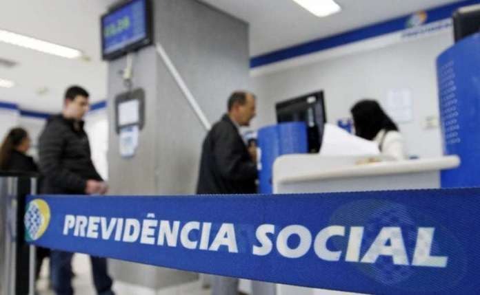 Aposentados recebem 2ª parcela do 13º salário na segunda-feira Aposentados recebem 2ª parcela do 13º salário na segunda-feira