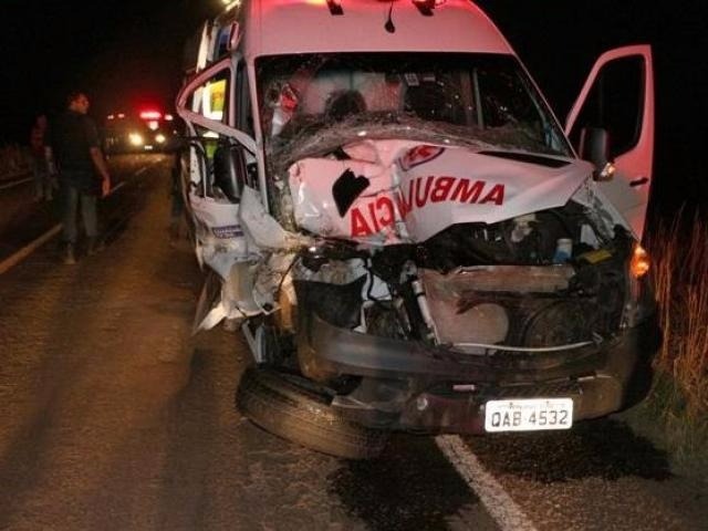 Colisão entre ambulância e trator mata jovem de 20 anos na BR-060 (Foto: O Correio News)