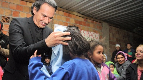 Com apoio da prefeitura, Fac entrega ponchos e cobertores no bom retiro