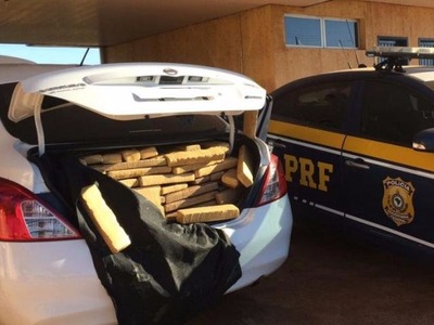 Usando CNH falsa, motorista é preso com meia tonelada de maconha na BR-463 Nissan Versa apreendido na BR-463 estava lotado de maconha (Foto: Divulgação)
