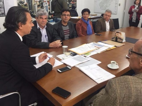 Prefeito assina lei e oficaliza reajutes de médicos, odontólogos e veterinários Prefeito Marquinhos Trad com vereadores e representantes de servidores. (Foto: Yarima Mecchi)