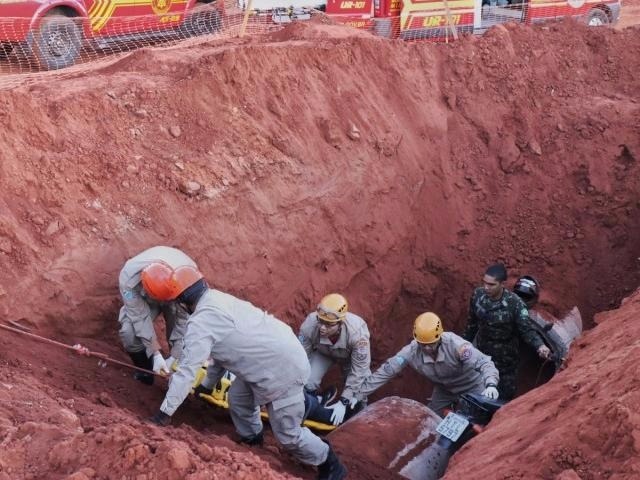 Em motocicleta, jovens ficam feridos ao cair dentro de buraco em trecho de obras (Foto: Henrique Kawaminami)