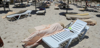 Corpo coberto de turista morto na praia de Sousse, na Tunísia
