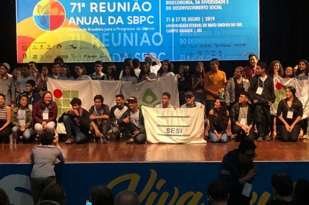 Escola do Sesi de Aparecida do Taboado ganha expedição por MS para apresentar tubete à base de celulose Escola do Sesi de Aparecida do Taboado ganha expedição por MS para apresentar tubete à base de celulose