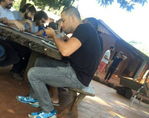 Cauã almoçando com equipe do filme - Foto: Tudo do MS