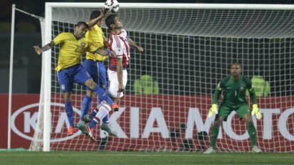 Thiago Silva atinge a bola na partida contra o Paraguai Foto: Natacha Pisarenko / AP
